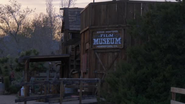 Filmové muzeum v historickém Pioneertownu v Kalifornii večer - CALIFORNIA, USA - MARCH 18, 2019 — Stock video