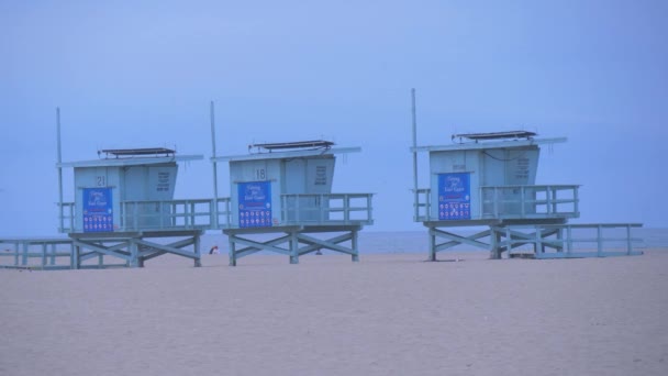 Torres salva-vidas em Venice Beach - CALIFORNIA, EUA - 18 de março de 2019 — Vídeo de Stock