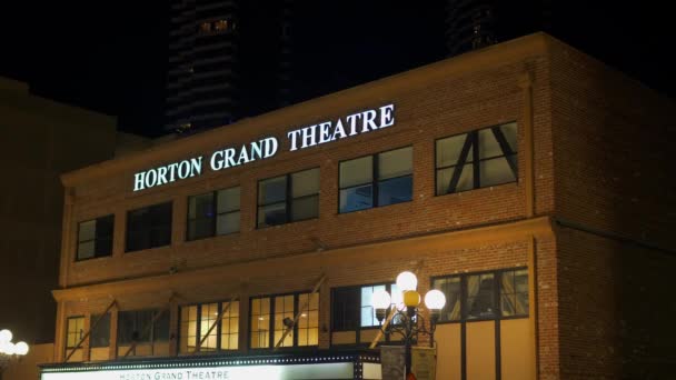 Horton Grand Theater in het historische Gaslamp Quarter San Diego by night - CALIFORNIA, USA - 18 maart 2019 — Stockvideo