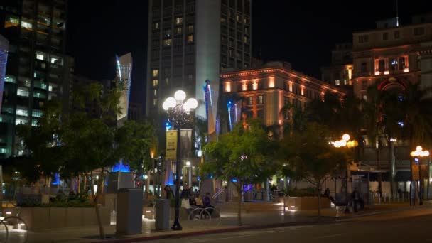 Horton Plaza Park presso lo storico Gaslamp Quarter San Diego di notte - CALIFORNIA, USA - 18 MARZO 2019 — Video Stock