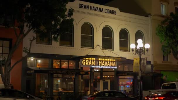 Gran Havana Sigaren in historische Gaslamp Kwartier San Diego 's nachts - CALIFORNIA, USA - 18 maart 2019 — Stockvideo