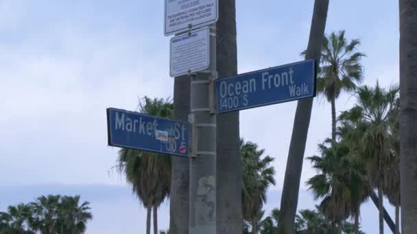 Ocean Front gatuskylt i Venice Beach Los Angeles — Stockvideo