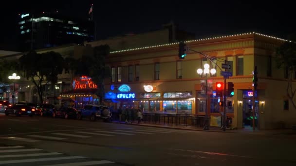 Tarihi Gaslamp Quarter San Diego 'da Gece Hayatı - CALIFORNIA, ABD - 18 Mart 2019 — Stok video