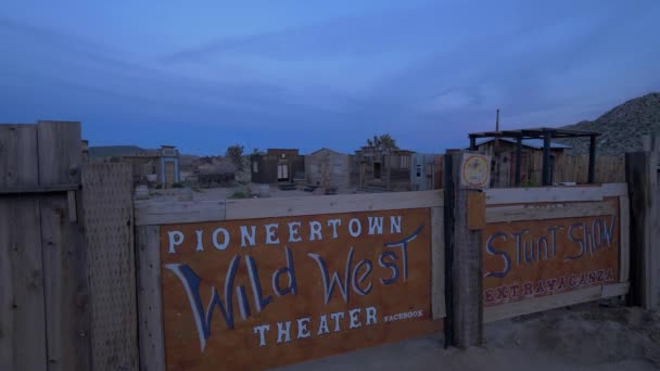 Pioneertown Wild West Theater ve večerních hodinách - CALIFORNIA, USA - MARCH 18, 2019 — Stock video
