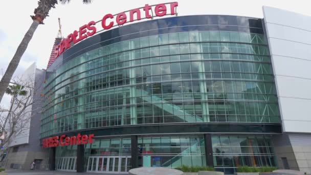 Staples Center Arena no centro de Los Angeles - CALIFORNIA, EUA - 18 de março de 2019 — Vídeo de Stock