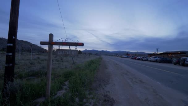 Pioneertown en la Cuenca del Morongo en Calfornia - CALIFORNIA, EE.UU. - 18 DE MARZO DE 2019 — Vídeo de stock