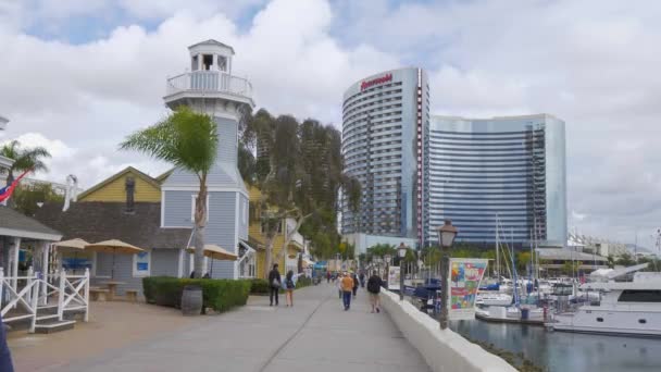 San Diego Seaport Village at the oceanfront - CALIFORNIA, Verenigde Staten - 18 maart 2019 — Stockvideo
