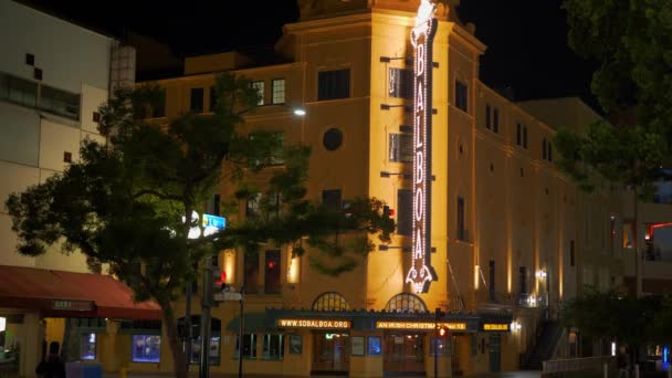 Balboa Theater in het historische Gaslamp Quarter San Diego by night - CALIFORNIA, USA - 18 maart 2019 — Stockvideo