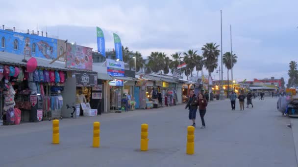 Venice Beach South Ocean Walk am Abend - CALIFORNIA, USA - 18. MÄRZ 2019 — Stockvideo