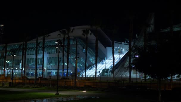 San Diego Convention Center by night - CALIFORNIA, États-Unis - 18 MARS 2019 — Video