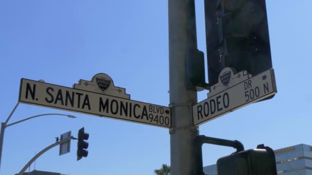 Sinal de rua Santa Monica Blvd e Rodeo Drive em Beverly Hills - CALIFORNIA, EUA - 18 de março de 2019 — Vídeo de Stock