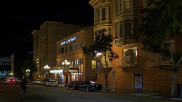 Noční život v historické Gaslamp Quarter San Diego - CALIFORNIA, USA - Březen 18, 2019 — Stock video