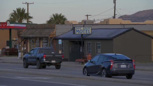 Pequeño pueblo en el Valle de Yucca en el Cañón Morongo - CALIFORNIA, EE.UU. - 18 DE MARZO DE 2019 — Vídeo de stock