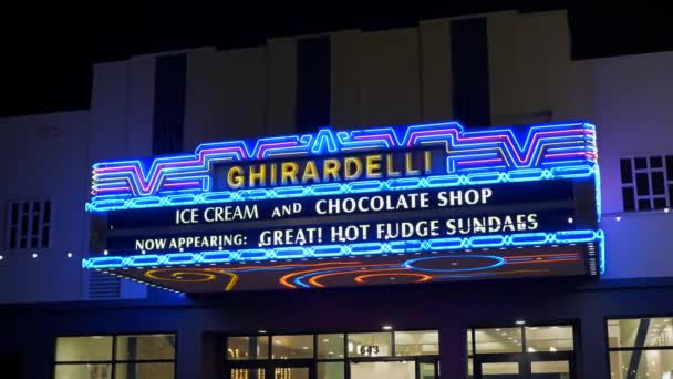 Ghiradelli en Gaslamp Quarter San Diego de noche - CALIFORNIA, Estados Unidos - 18 DE MARZO DE 2019 — Vídeos de Stock