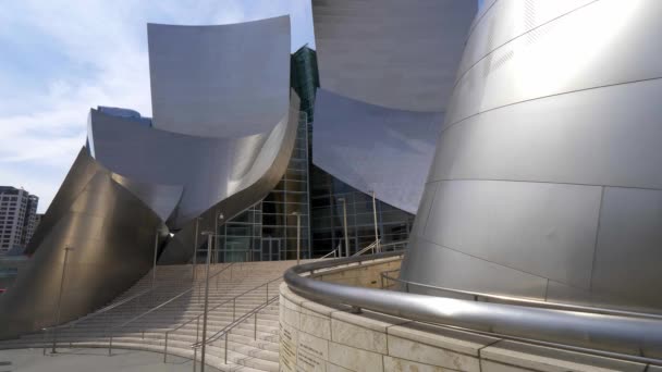 Moderní architektura Disney Concert Hall v Los Angeles - CALIFORNIA, USA - MARCH 18, 2019 — Stock video