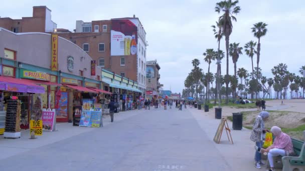 Venice Beach oceanfront in the evening - CALIFORNIA, USA - MARCH 18, 2019 — Stock Video