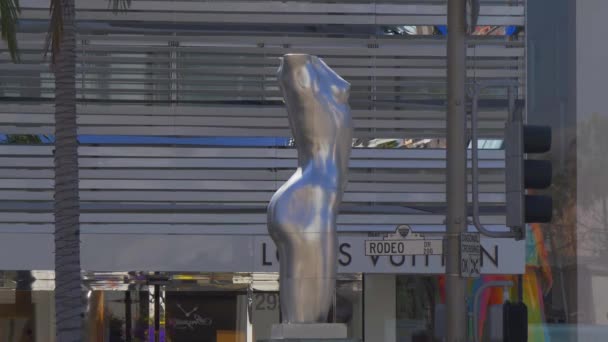 Γυναικεία γλυπτική σώματος στο Rodeo Drive στο Beverly Hills - CALIFORNIA, USA - March 18, 2019 — Αρχείο Βίντεο