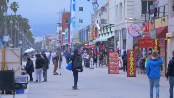 Venice Beach South Ocean Walk in the evening - CALIFORNIA, USA - MARCH 18, 2019 — Stok Video