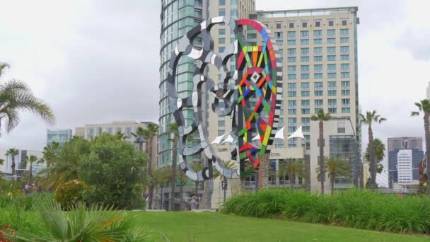 Sochy moderního umění v Convention Center Park San Diego - CALIFORNIA, USA - MARCH 18, 2019 — Stock video