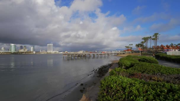 Skyline van San Diego op een zonnige dag — Stockvideo