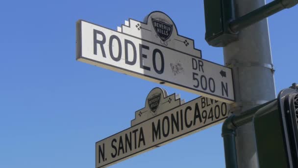 Sinal de rua Santa Monica Blvd e Rodeo Drive em Beverly Hills - CALIFORNIA, EUA - 18 de março de 2019 — Vídeo de Stock