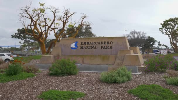 Embarcadero Marina Park en San Diego - CALIFORNIA, Estados Unidos - 18 DE MARZO DE 2019 — Vídeo de stock