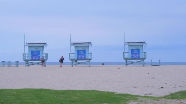 Wieże ratownicze na plaży Venice Beach - CALIFORNIA, USA - 18 marca 2019 — Wideo stockowe
