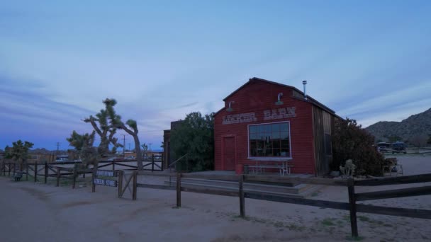 Famoso Pioneertown en California por la noche - CALIFORNIA, Estados Unidos - 18 de MARZO de 2019 — Vídeos de Stock