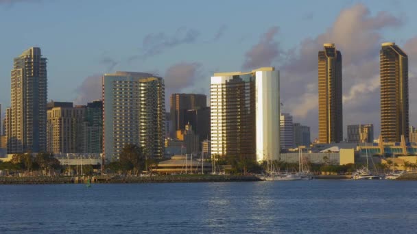 San Diego downtown wolkenkrabbers bij zonsondergang - CALIFORNIA, Verenigde Staten - 18 maart 2019 — Stockvideo