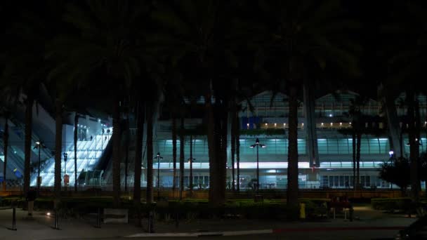 San Diego Convention Center ночью - КАЛИФОРНИЯ, США - 18 МАРТА 2019 — стоковое видео