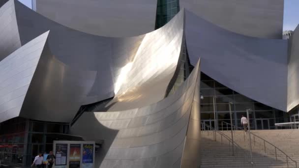 Μοντέρνα αρχιτεκτονική του Disney Concert Hall στο Λος Άντζελες - CALIFORNIA, USA - March 18, 2019 — Αρχείο Βίντεο