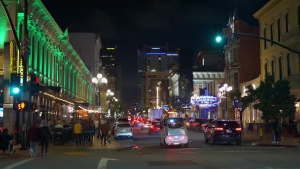 Street view at Gaslamp Quarter San Diego by night - CALIFORNIA, USA - MARCH 18, 2019 — Stock Video