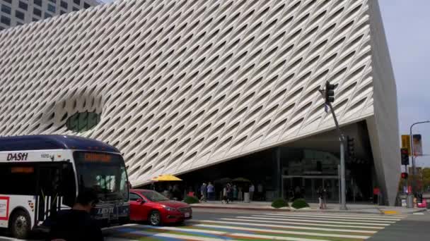 The Broad Art Museum at Los Angeles Downtown - CALIFORNIA, USA - MARCH 18, 2019 — Stock Video