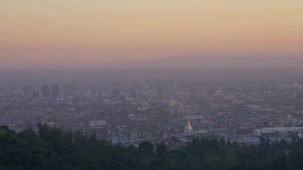 Luchtfoto uitzicht over stoffig Los Angeles in de avond — Stockvideo