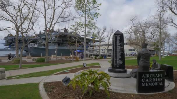 Flugzeugträger-Denkmal in San Diego - CALIFORNIA, USA - 18. MÄRZ 2019 — Stockvideo