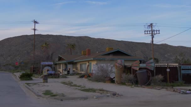 Pequeño pueblo en el Valle de Yucca en el Cañón Morongo - CALIFORNIA, EE.UU. - 18 DE MARZO DE 2019 — Vídeo de stock