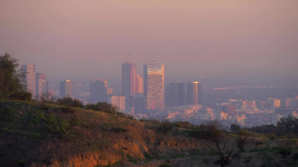 Letecký pohled přes Los Angeles centrum z hollywoodských hor — Stock video