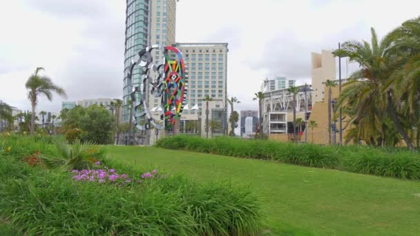 Modern Art sculptures at Convention Center Park San Diego - CALIFORNIA, USA - MARCH 18, 2019 — Stock Video