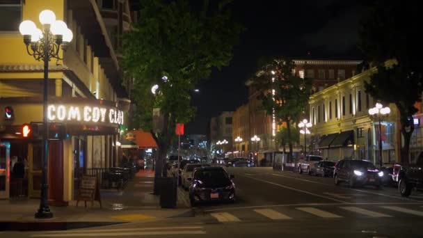 2019年3月18日，美国加利福尼亚州圣地亚哥市历史性的煤气灯区的夜生活 — 图库视频影像
