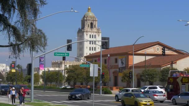 Beverly Hills Street view with City Hall - CALIFORNIA, ΗΠΑ - 18 Μαρτίου 2019 — Αρχείο Βίντεο