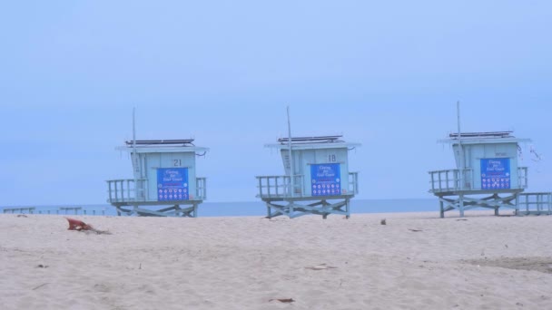 Venice Beach 'teki cankurtaran kuleleri - CALIFORNIA, ABD - 18 Mart 2019 — Stok video