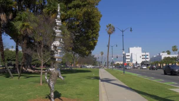 Modern Art sculpture at Beverly Gardens Park in Beverly Hills - CALIFORNIA, USA - MARCH 18, 2019 — Stock Video