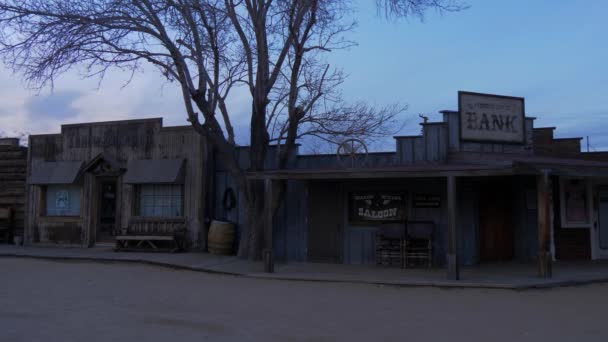 Edificios históricos de madera en Pioneertown en California por la noche - CALIFORNIA, USA - 18 DE MARZO DE 2019 — Vídeo de stock