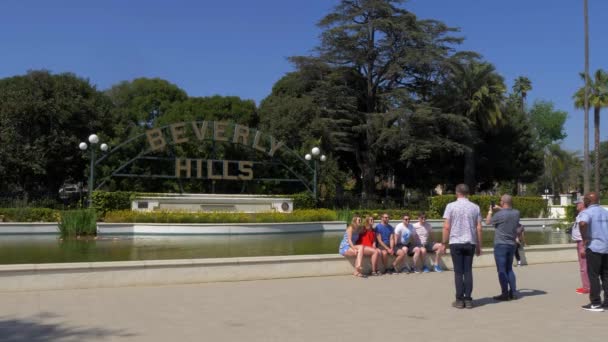 Beverly Hills skylt på Santa Monica Blvd - CALIFORNIA, USA - 18 mars 2019 — Stockvideo