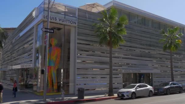 Louis Vuitton Geschäft am Rodeo Drive in Beverly Hills - CALIFORNIA, USA - 18. MÄRZ 2019 — Stockvideo