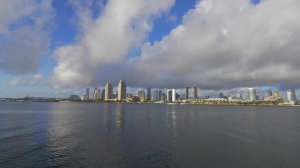Широкий кут огляду через Skyline of San Diego - CALIFORNIA, USA - MARCH 18, 2019 — стокове відео