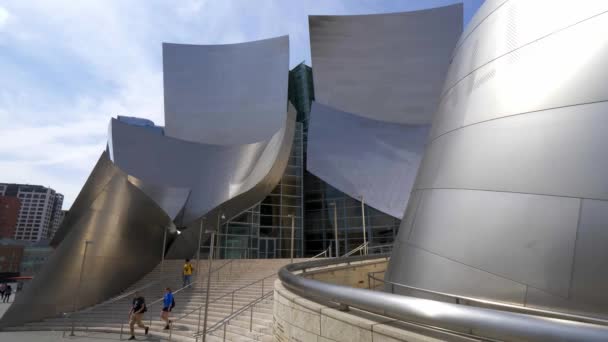 Moderne architectuur van Disney Concert Hall in Los Angeles - CALIFORNIA, USA - 18 maart 2019 — Stockvideo