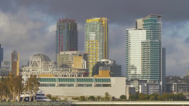 San Diego Kongre Merkezi ve okyanus kıyısındaki oteller - CALIFORNIA, ABD - 18 Mart 2019 — Stok video