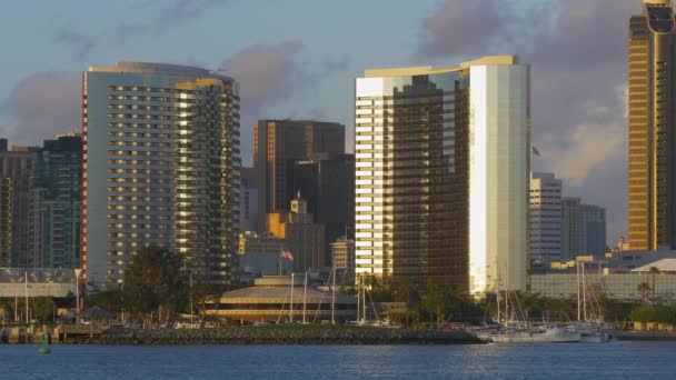 Marriott Hotel San Diego při západu slunce - CALIFORNIA, USA - MARCH 18, 2019 — Stock video