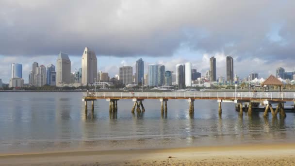 Skyline von San Diego Weitwinkelaufnahme - CALIFORNIA, USA - 18. MÄRZ 2019 — Stockvideo